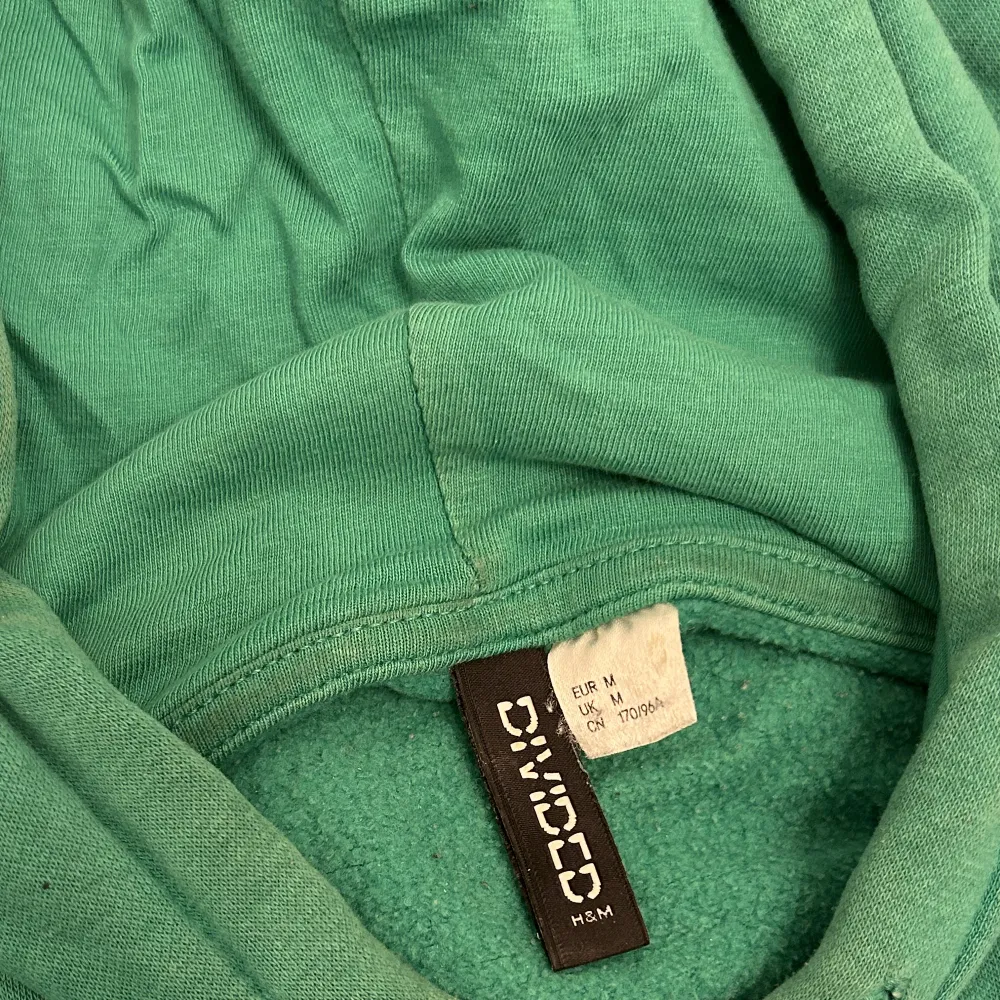Fin grön hoodie från H&M. Använts väl men i gott skick. Passar till det mesta och är lite kortare i modellen. . Hoodies.