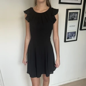 Svart Klänning  - Klänning i bra skick från nelly