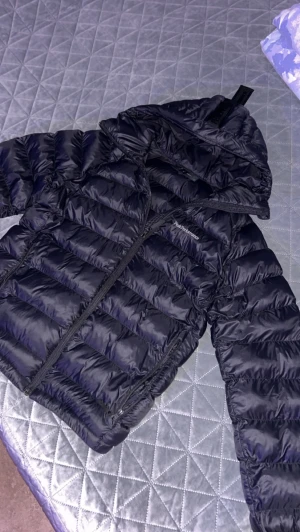 Peak performance jacka - Perfekt för vintern storlek s och köpt för 2800 kr i Intersport och säljs nu för 1500 och är nästan i helt ny skick.