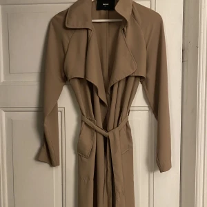 Beige kappa  - Beige tunnare lång kappa från bikbok. Använt mycket. Nypris 500 säljer för 260