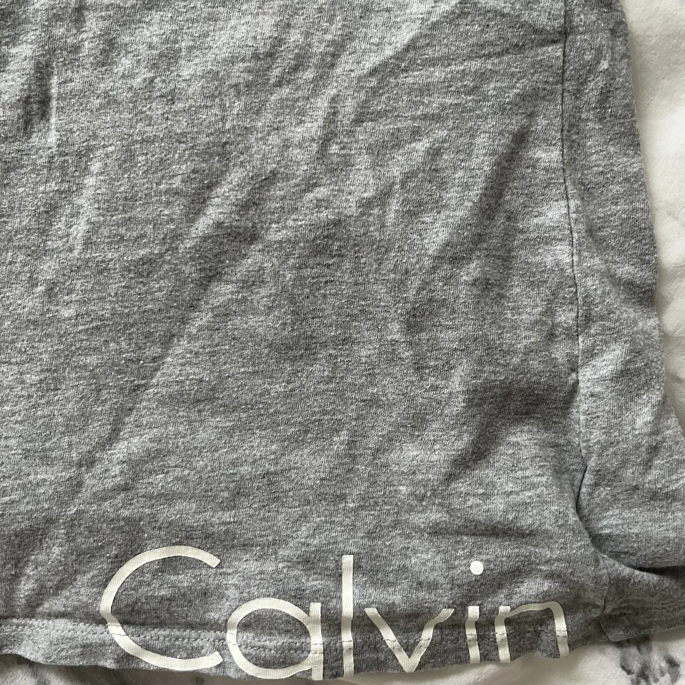 Säljer denna gråa t-shirten, är ifrån Calvin Klein. Den är använd några gånger, och är lite nopprig. Tröjan är till 14/16 åringar, så det är som en xs/s. . T-shirts.