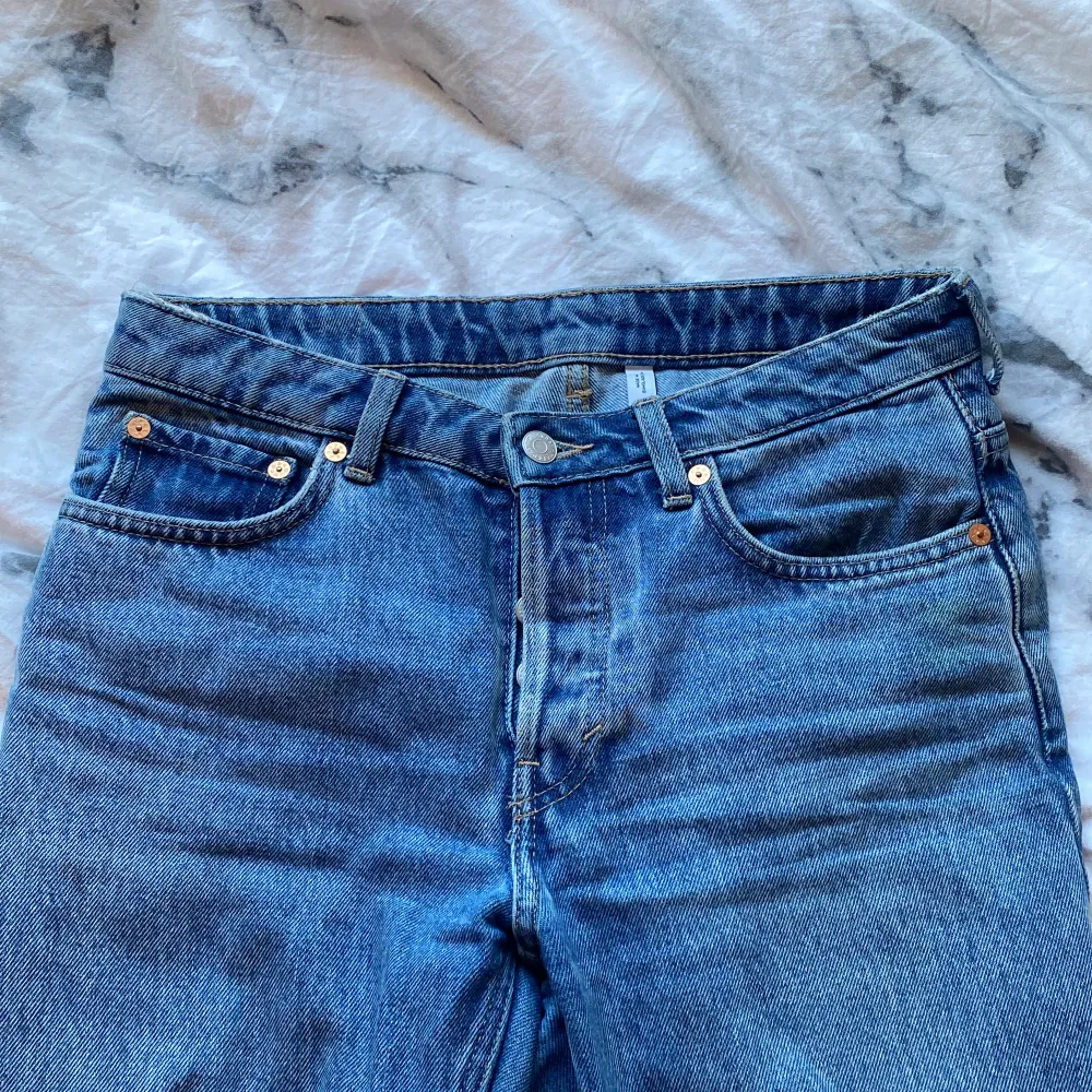 Säljer dessa as snygga jeans från weekday. Dom är midwaist. Köptes för 599 men säljer för 330. Pris kan diskuteras. Den är som ny. Passar mig som har oftast 36-38 på jeans!❤️. Jeans & Byxor.