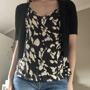 Mönstrat linne - Ett jättefint mönstrat linne ifrån Vero Moda och har använt ungefär 2 gånger och är som ny💞💞