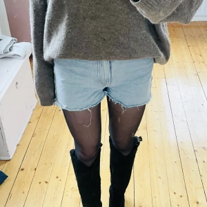 Jeansshorts  - Supersnygga jeansshorts från bikbok i strl S!!!!⭐️Använda 1-2 gånger!! Köp direkt för 250:- eller skriv privat och lägg eget bud💗💗