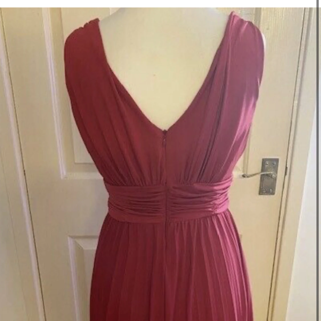 Vacker plisserad klänning med inbyggd underkjol - 91