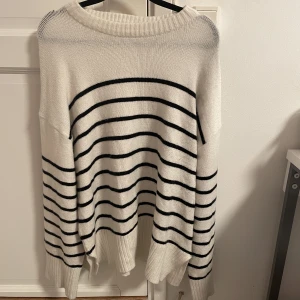 Stickad tröja  - Använd ca 3gånger, har en liten slits på sidan  