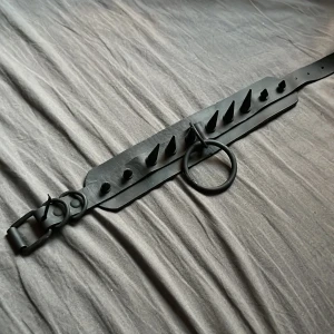 Choker - Svart Choker. Den var originellt röd men har spraymålat den svart så den är ganska matt. Några repor här och där men inget man märker 