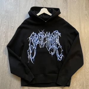 Revenge hoodie  - Revenge hoodie i bra skick storlek M men skulle säga att den sitter som en S/M passar perfekt för dig som vill ha den lite croppad!