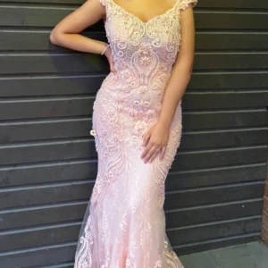 Fest klänning - Klänningen är använd 1 tillfälle och är i storlek 38. Kan tänka mig att gå ner i pris vid snabb affär 