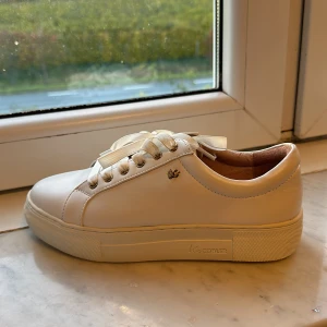 Par vita skor  - Använda skor original pris 1200 pris kan diskuteras 