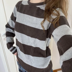 Randig sweatshirt  - Randig sweatshirt i bra skick, säljer då den inte används! Märket är Redwood, köps via köp nu🫶🏻 