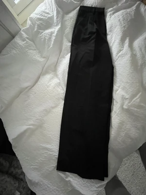 Kostymbyxor  - Fina högmidjade kostymbyxor från bikbok!