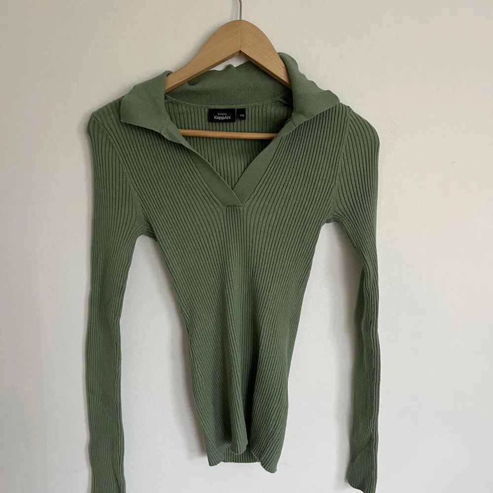 En grön ribbad tröja från Kappahl. Använd ett fåtal gånger. . Tröjor & Koftor.