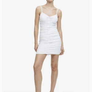 vit Klänning - Vit klänning som endast är använd 1 gång , kommer inte till någon användning! Inga fläckar eller defekter🤍nypris 199kr säljer för 79kr. 