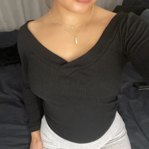 Svart offshoulder-tröja - Bik Bok - Säljer då den inte kommer till användning🤍