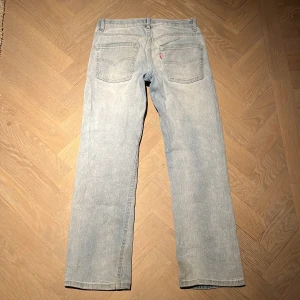 Levi’s jeans för barn - Levi’s 551Z authentic straight för barn i ljusfärg . Använda några gånger. Stor i strorleken. Nypris 1100 