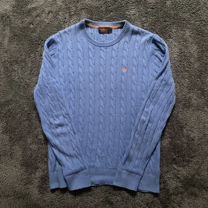 Morris Sweatshirt  - Tjena säljer min svin snygga kabelstickade Morris sweatshirt i storlek M. Den är i bra skick 8,5/10. Hör gärna av er vid fler frågor😁