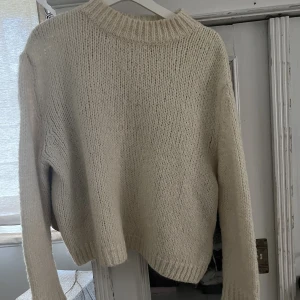 Stickad tröja - Stickad tröja från Zara som ej används längre