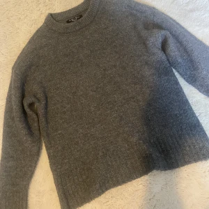 Stickad grå tröja - Denna stickade grå tröjan är lite oversized vilket jag tycker är jätte fint💕 Den är inte mycket använd, hör av er om ni är intresserade💓