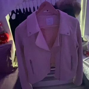 Jacka  - Använd 1 gång. Ny pris 500 säljer för 200. Köpt ifrån Lindex i strl 170