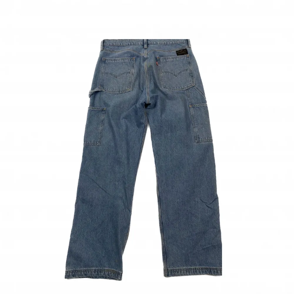 Snygga cargo jeans från Levis. De har en fläck (tredje bilden) men den går säkert att tvätta bort, därav priset. Storlek 34x32. Jeans & Byxor.