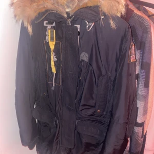 Para jumper jacka M - Para jumper jacka dam säljs pågrund av att den inte används längre. Användes en vinter så den är i bra skick bara att den har ett hål i fickan men enkelt att sy som ny.  Jackan är Äkta och i storlek M