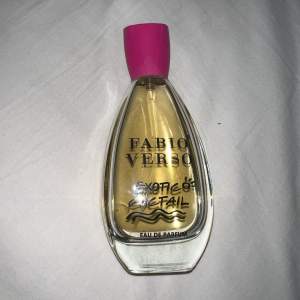 En parfym som doftar sött och sitter på väldigt länge. Används inte längre och drygt halva flaskan kvar. 
