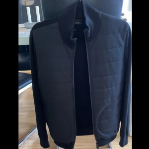 Massimo dutti cardigan - Tjena säljer denna feta massimo dutti cardigan använt några gånger bra skick storlek S. Om ni har frågor kom pm 