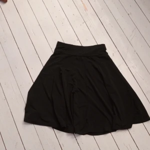 Kjol - Dåliga bilder ja vet Kjol från Isolde  Köpte för 150 Den är indelad i delar som man ser på andra bilden  Den är ungefär till knäna 