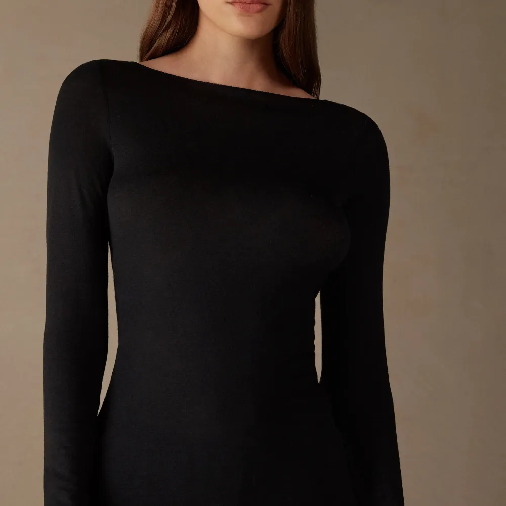 Säljer min svarta intimissimi tröja pga den är lite stor på mig, den har används väldigt få ggr och är i superbra skick!🫶. Tröjor & Koftor.