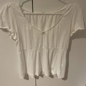 Vit odd molly tröja - vit odd molly kortärmad i fint skick! storlek 1, passar en xs/s🤍