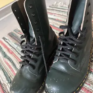 Säljer mina Dr.Martens stållhatta pga använder inte dom. Hatta är skadad lite med mening för att dom ser lite ’edgy’ :) annars är dom nästan oanvända. Perfekt för hösten och vintern. Skriv om mer bilder :) 