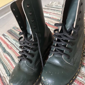 Dr. Martens  - Säljer mina Dr.Martens stållhatta pga använder inte dom. Hatta är skadad lite med mening för att dom ser lite ’edgy’ :) annars är dom nästan oanvända. Perfekt för hösten och vintern. Skriv om mer bilder :) 