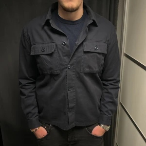 Overshirt - Säljer denna mörk blåa overshirten från Brothers | Nyskick knappt använd | Storlek L | Hör av er vid fler frågor eller funderingar🙌🏼💯