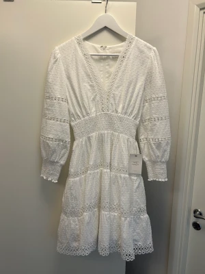 By Malina Inez dress - Säljer min By Malina Inez dress. Helt oanvänd, lappen sitter kvar. Säljer då den inte kom till användning när jag tog studenten. Nypris 2599 kr men jag säljer för 2000 kr.