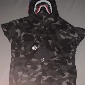 Bape hoodie - Kan fraktas om köparen står för frakten. Storlek L men passar M