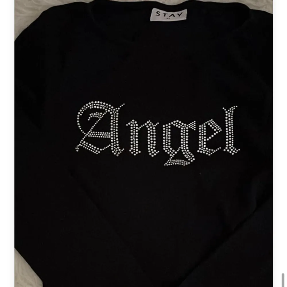 Långärmad tröja från Stay. ”Diamanter” framtill i text där de står ”angel” . Tröjor & Koftor.