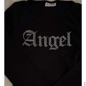 Långärmad tröja från Stay. ”Diamanter” framtill i text där de står ”angel” 