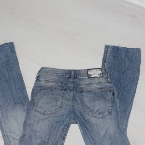 Lågmidjade bootcut jeans från Crocker⚡️ - Säljer nu mina vintage lågmidjade jeans från crocker⚡️storlek s går ner till golvet på mig som är 167cm! De är mörkare i verkligheten och har egengjord slits som inte syns på bilden! Hör av dig om du har frågor🫶🏻