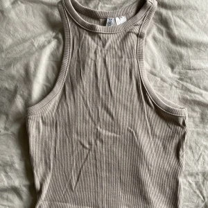 Beiget basic linne  - Ett beiget linne från H&M. Storlek S.