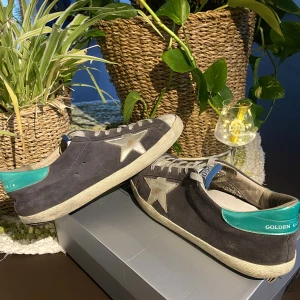 Golden Goose GGDB Star Sneakers Grey - Hej, säljer ett par Golden Goose sneakers med grå mocka. Storlek 42 och True To Size. GGDB har hög sula & mycket bekväma. Nypris över 5000kr. Välanvända & det finns defekter, bild i DM. Slitna men har kvar att ge & därav priset. Hör av dig vid frågor. 