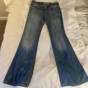 Lågmidjade jeans 💞 - Super fina lågmidjade jeans, dem är dock för stora för mig.  Midjemått 41 cm och längdmått 83 cm. Det är bara skriva om ni vill ha fler bilder 💕