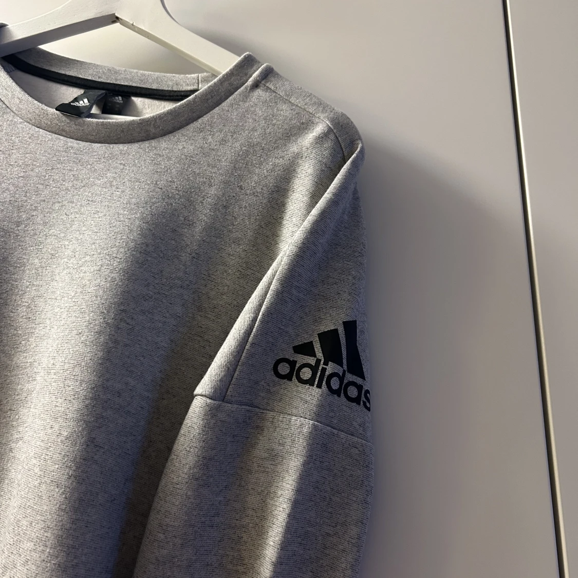 Grå adidas tröja logga på axeln  - 90