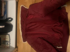 Alpha industries Höst/vinterjacka  - Den är i ett bra skick använd under kort tid, lite defekt med en liten fläck och en drag kedja som är i befintligt skick därav det låga priset 