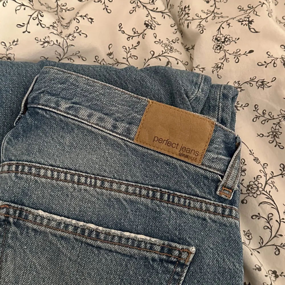 Säljer ett par jättefina low straight jeans från Gina, storlek 32, passar 32/34, väldigt fint skick då inte så mycket använda, köpte för 500kr, lånade två första bilderna. Jeans & Byxor.