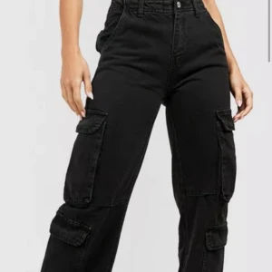 Cargobyxor - Snygga cargobyxor som tyvärr va för små för mig. Helt oanvända i storlek 40/42. Ordinarie pris 400kr och prislapp kvar.