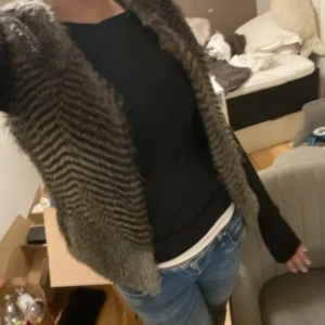 Fakepäls väst grå med mönster - Intressekoll på min gråa väst från Lindex vintage. Storlek S✨💕