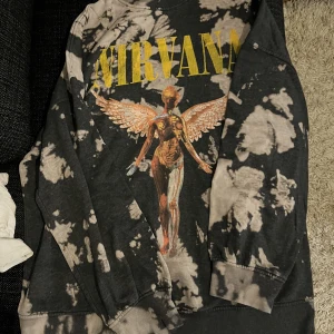 Nirvana tjocktröja - Säljer en baggy nirvana tröja, jätte mysig men kommer inte till användning tyvärr, har använt max 2-3 gånger, inga defekter:) Har ni funderingar eller vill köpa kontakta mig❤️❤️ KLICKA INTE PÅ KÖP DIREKT!! 