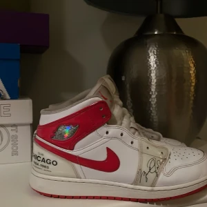 Jordan 1  - Säljer minna jordans 1 skor, för dem började bli försmå. Köpte from nike sidan för ungefär 1200kr’Om ni kollar på bild två så ser ni att tungan av skon är lite sönder men funkar annat bra🌠 har tidningen tappat bort sko snörena så ja, boxen ingår☺️