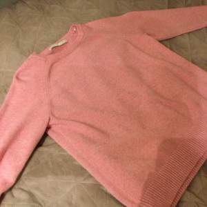 En skit snygg  stickad rosa tröja från only använt en gång sen så kom den inte till användning 